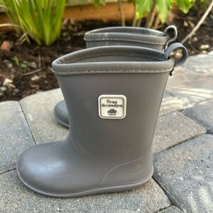 Kids Easy-on Rain shoes Children Waterproof - Used Size 9 little kids/toddler